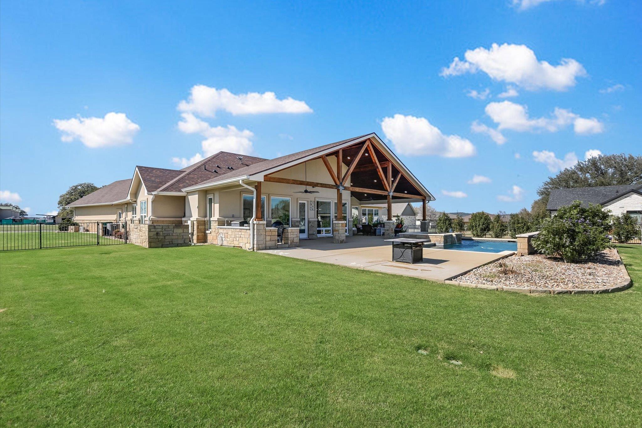 106 Rangeway Cir, Kingsland, TX 78639