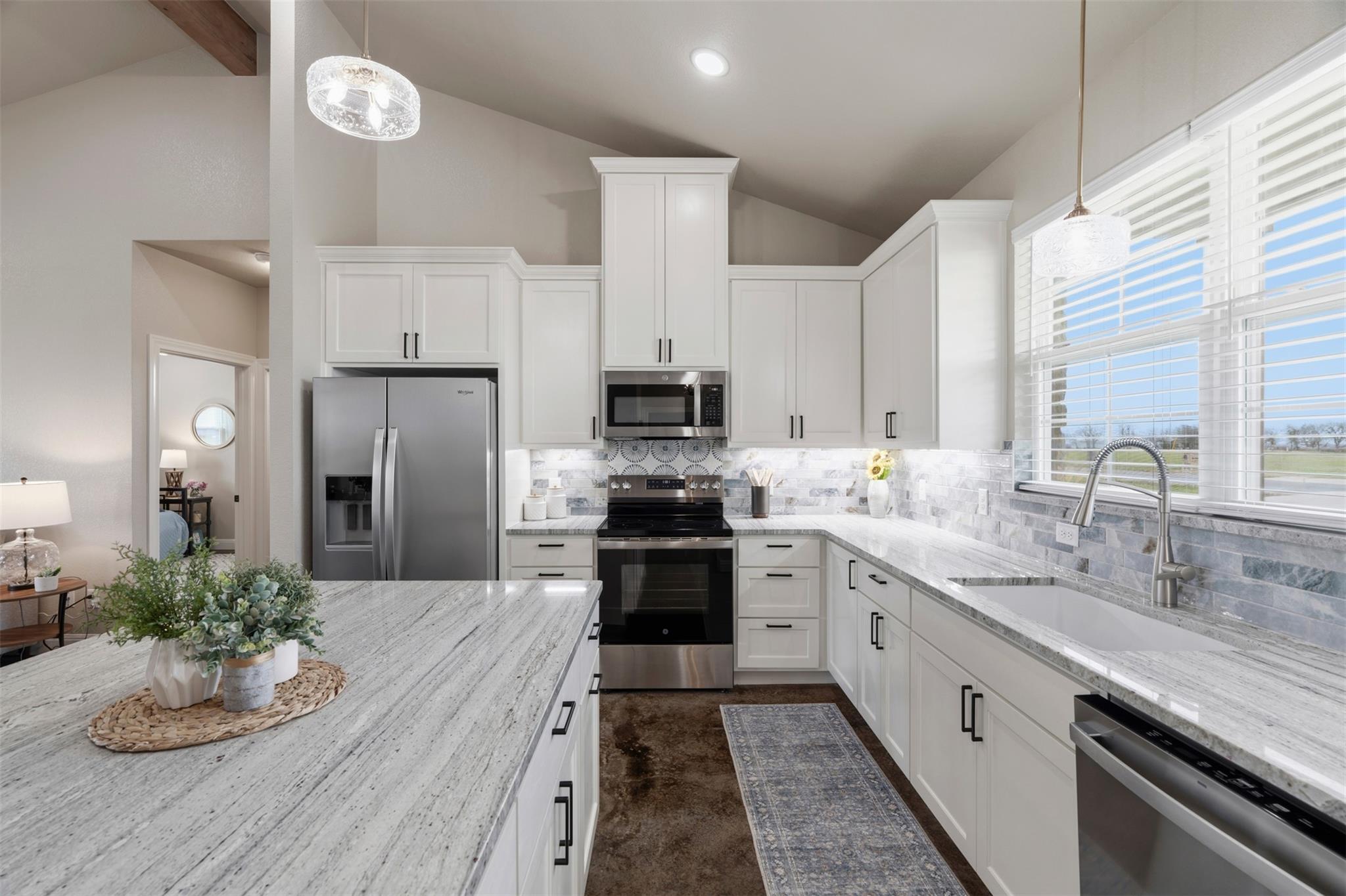 1000 Apache Trl, Rockdale, TX 76567