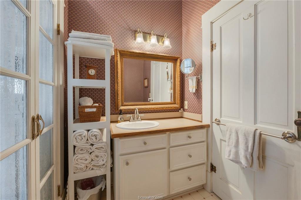 501 W Buck Street, Caldwell, TX 77836