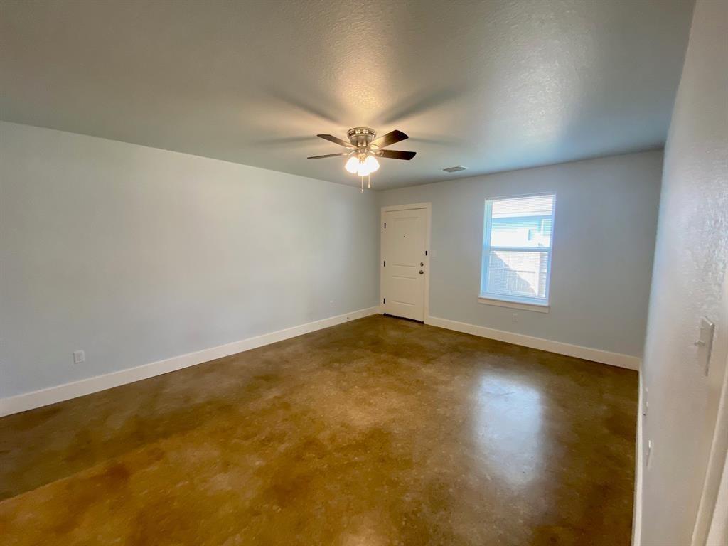 300 Pendergrass St # B, Smithville, TX 78957