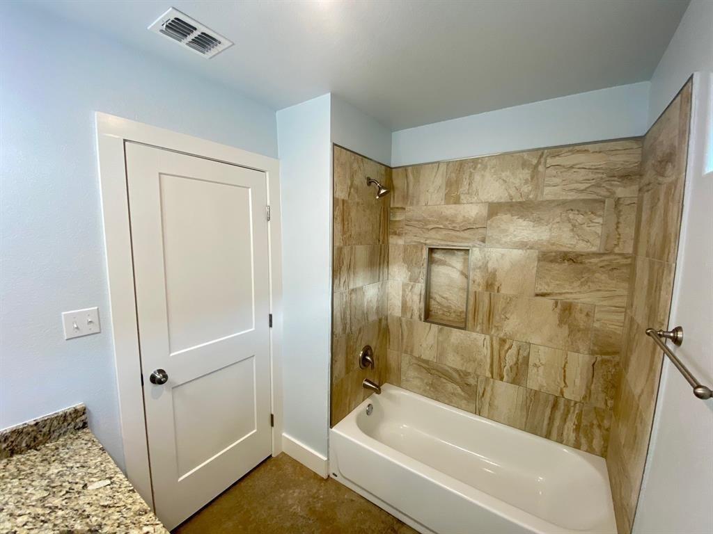 300 Pendergrass St # B, Smithville, TX 78957