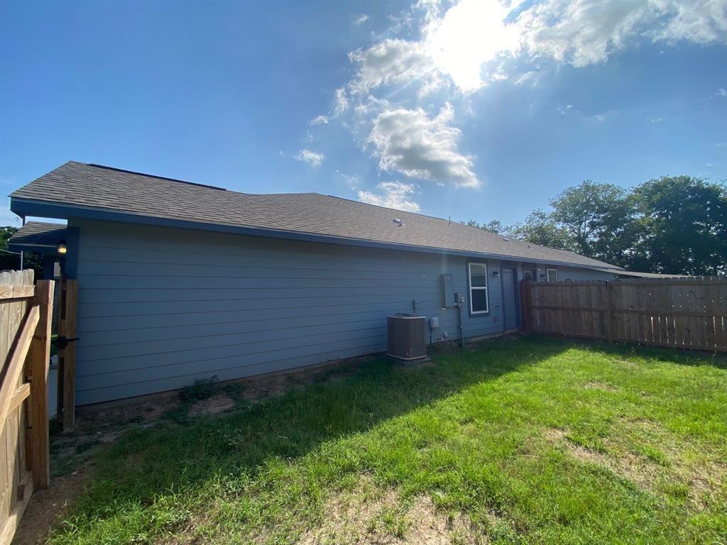 300 Pendergrass St # B, Smithville, TX 78957