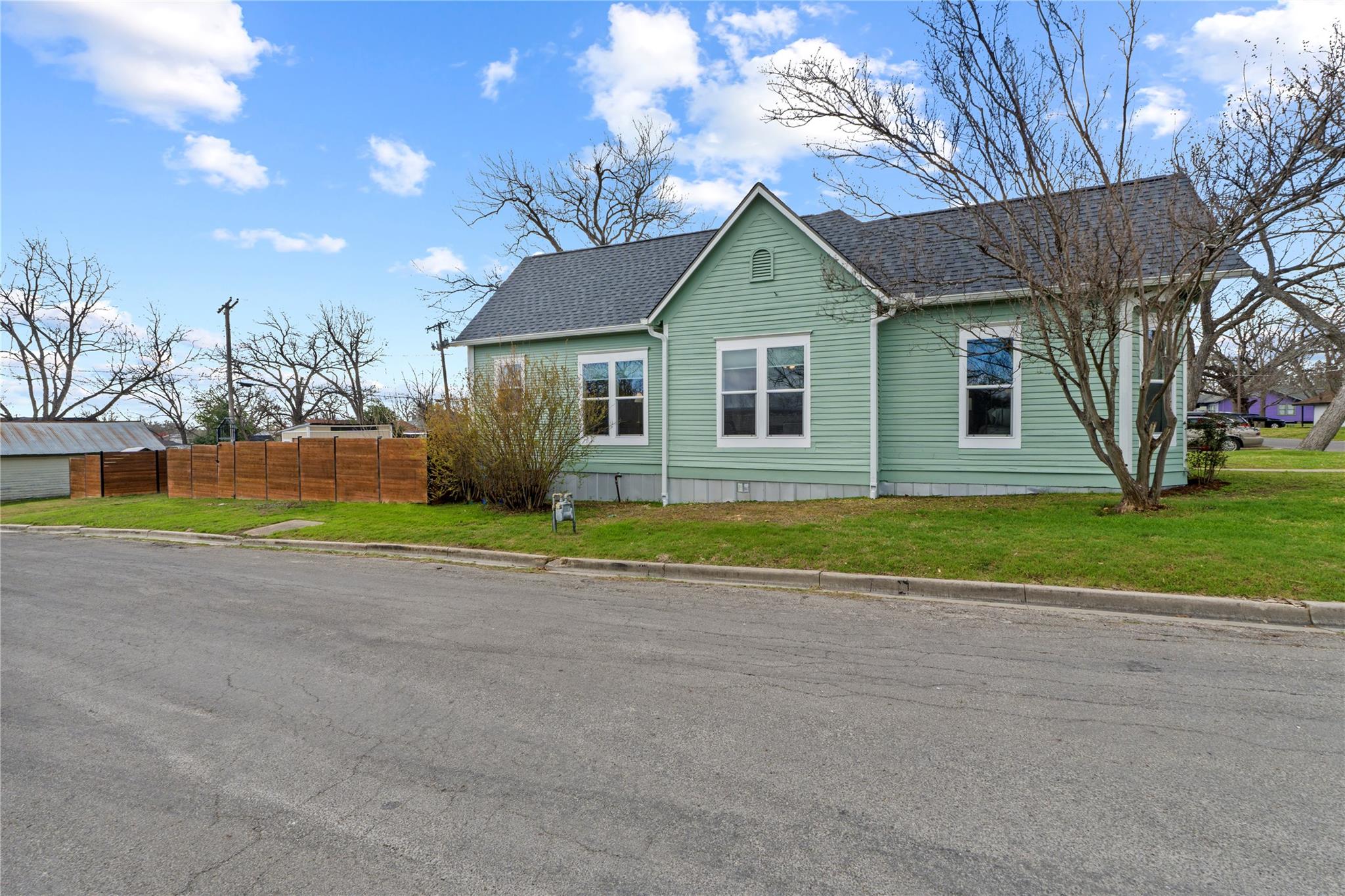 1120 Vance St, Taylor, TX 76574