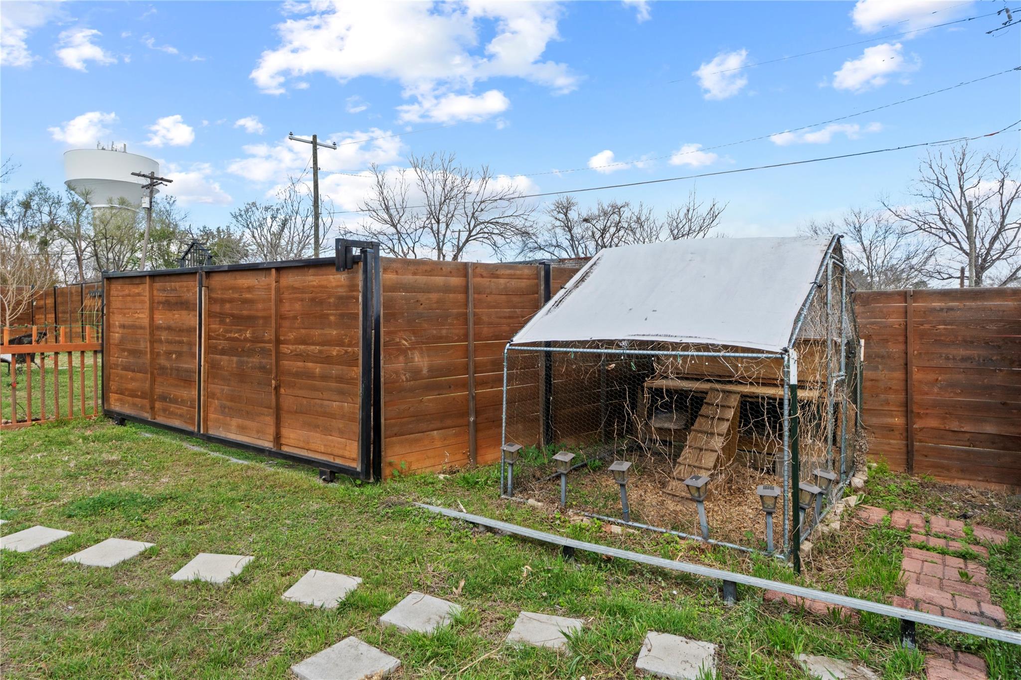 1120 Vance St, Taylor, TX 76574