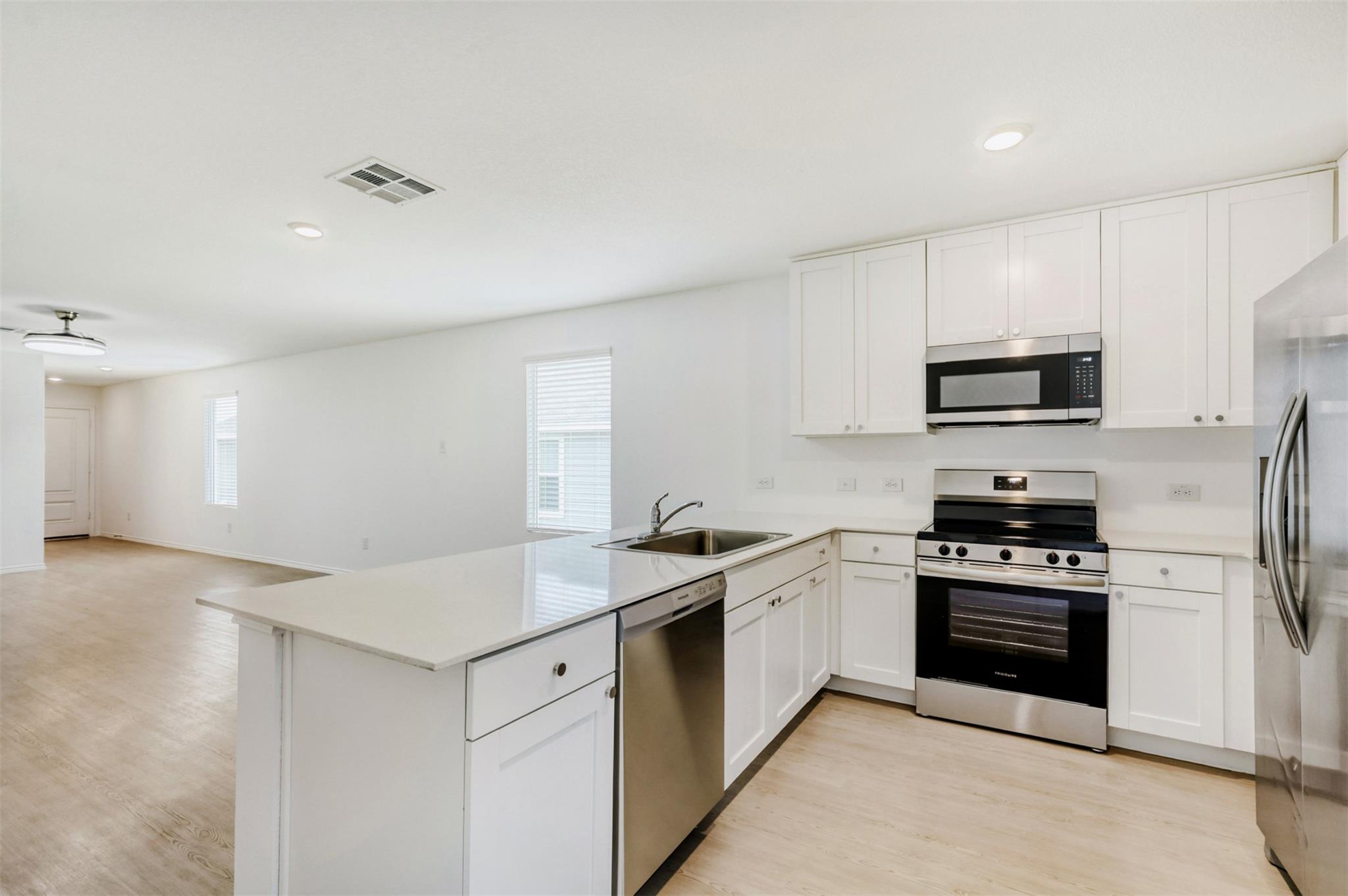 206 Kings Row Ln, Jarrell, TX 76537