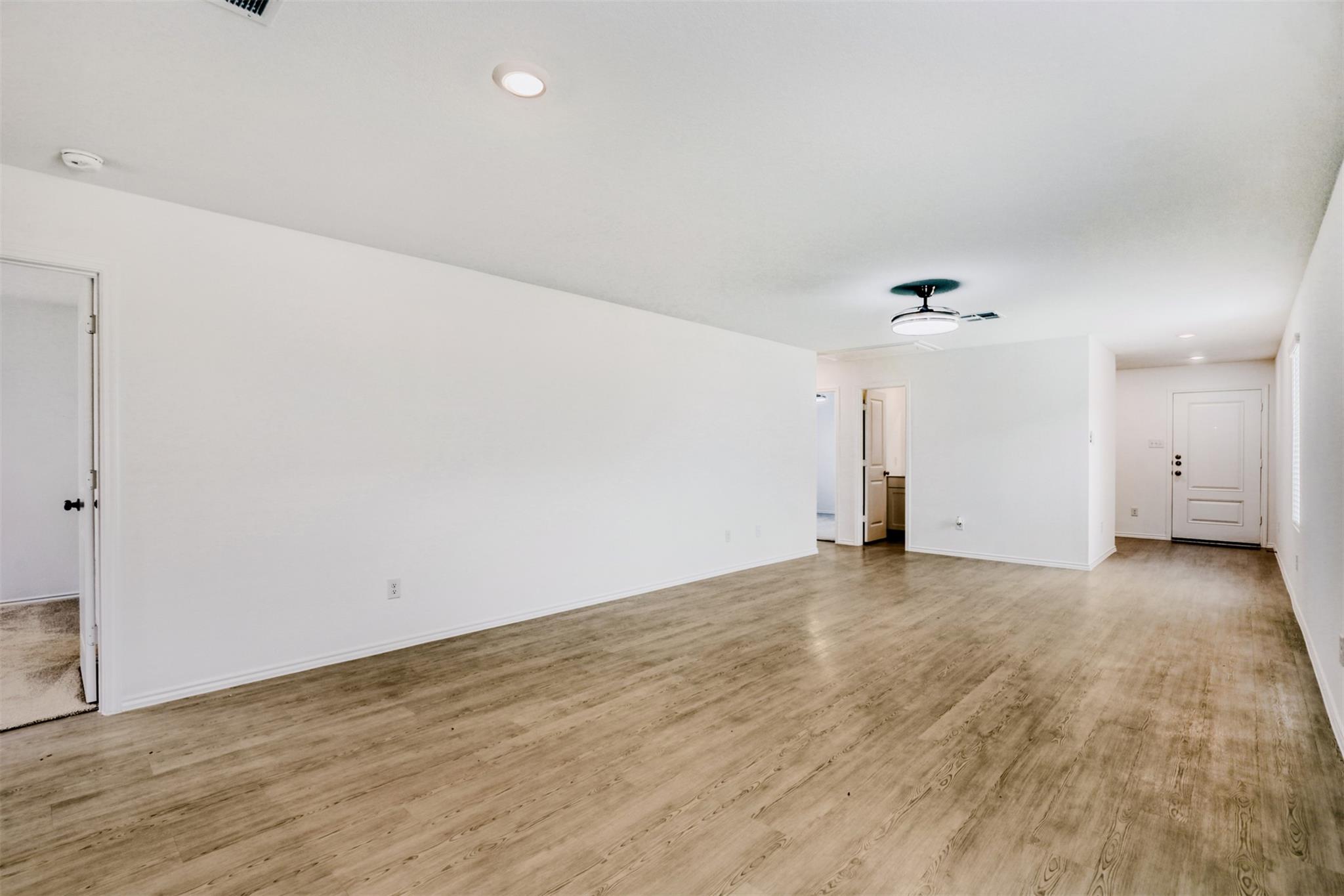 206 Kings Row Ln, Jarrell, TX 76537