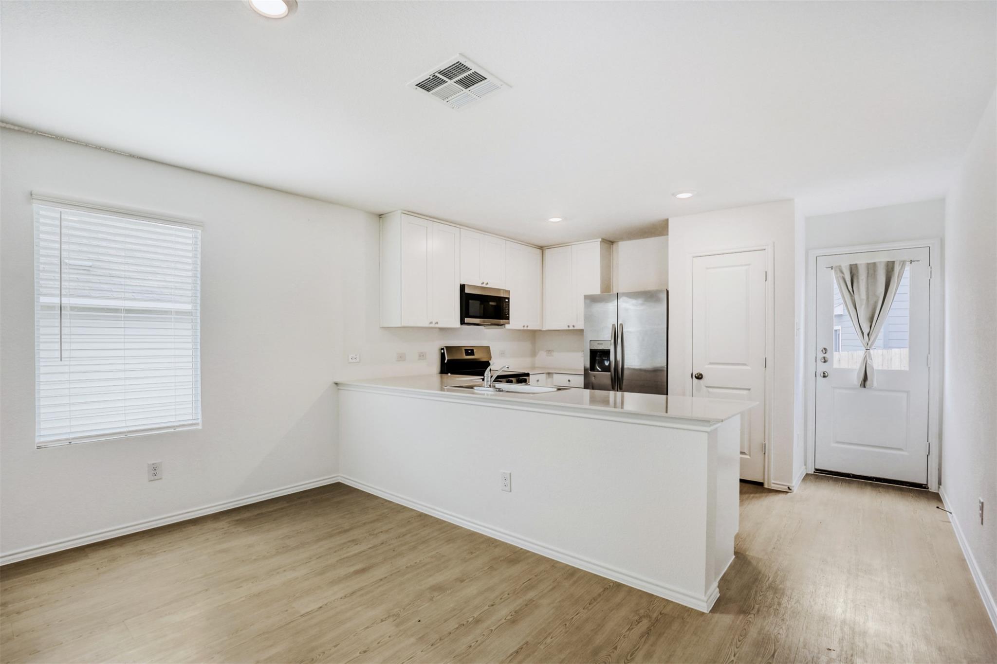 206 Kings Row Ln, Jarrell, TX 76537