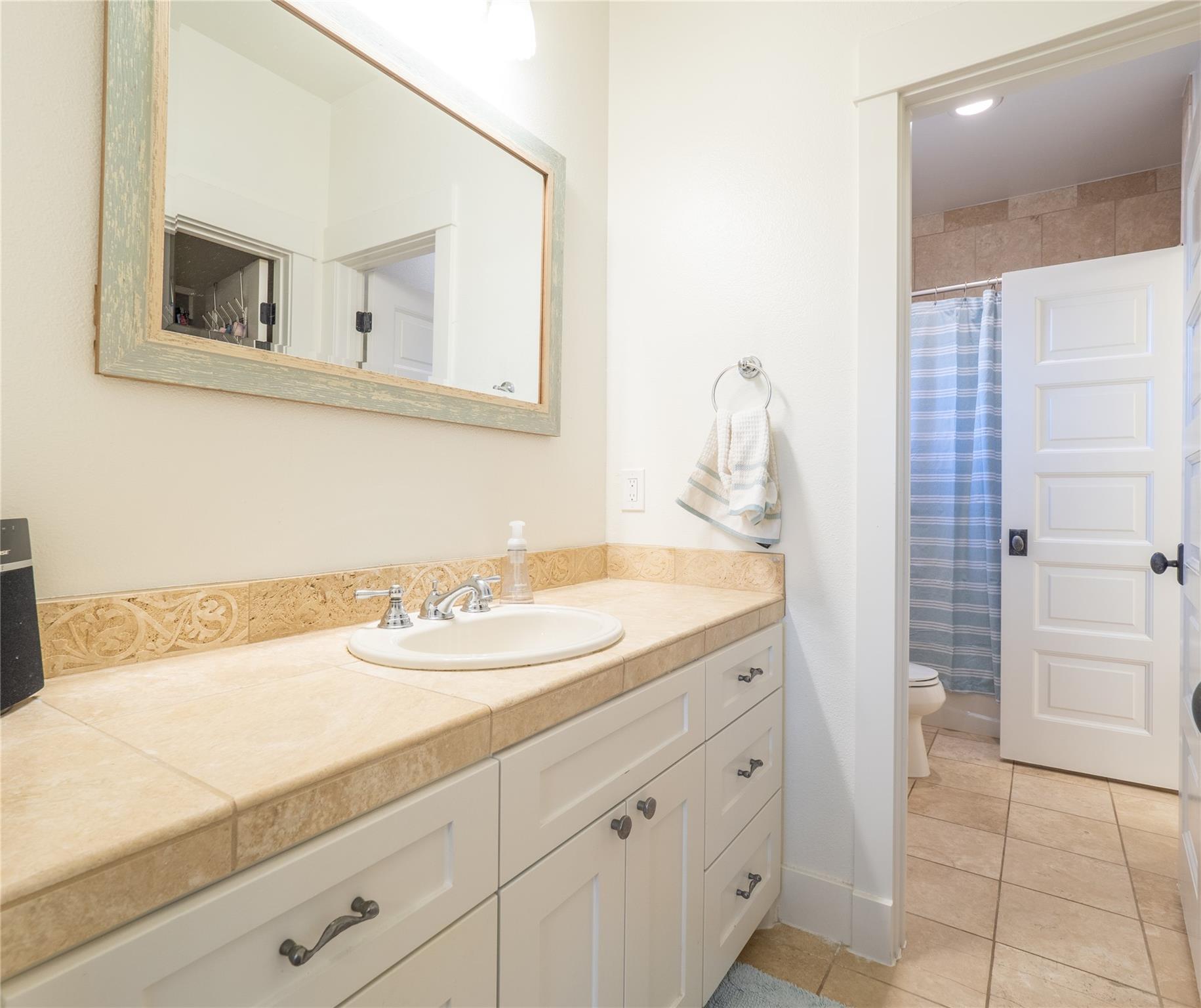 14 Autumn Oaks Dr, The Hills, TX 78738