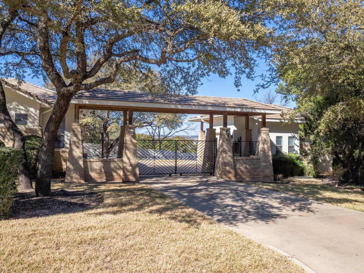 14 Autumn Oaks Dr, The Hills, TX 78738