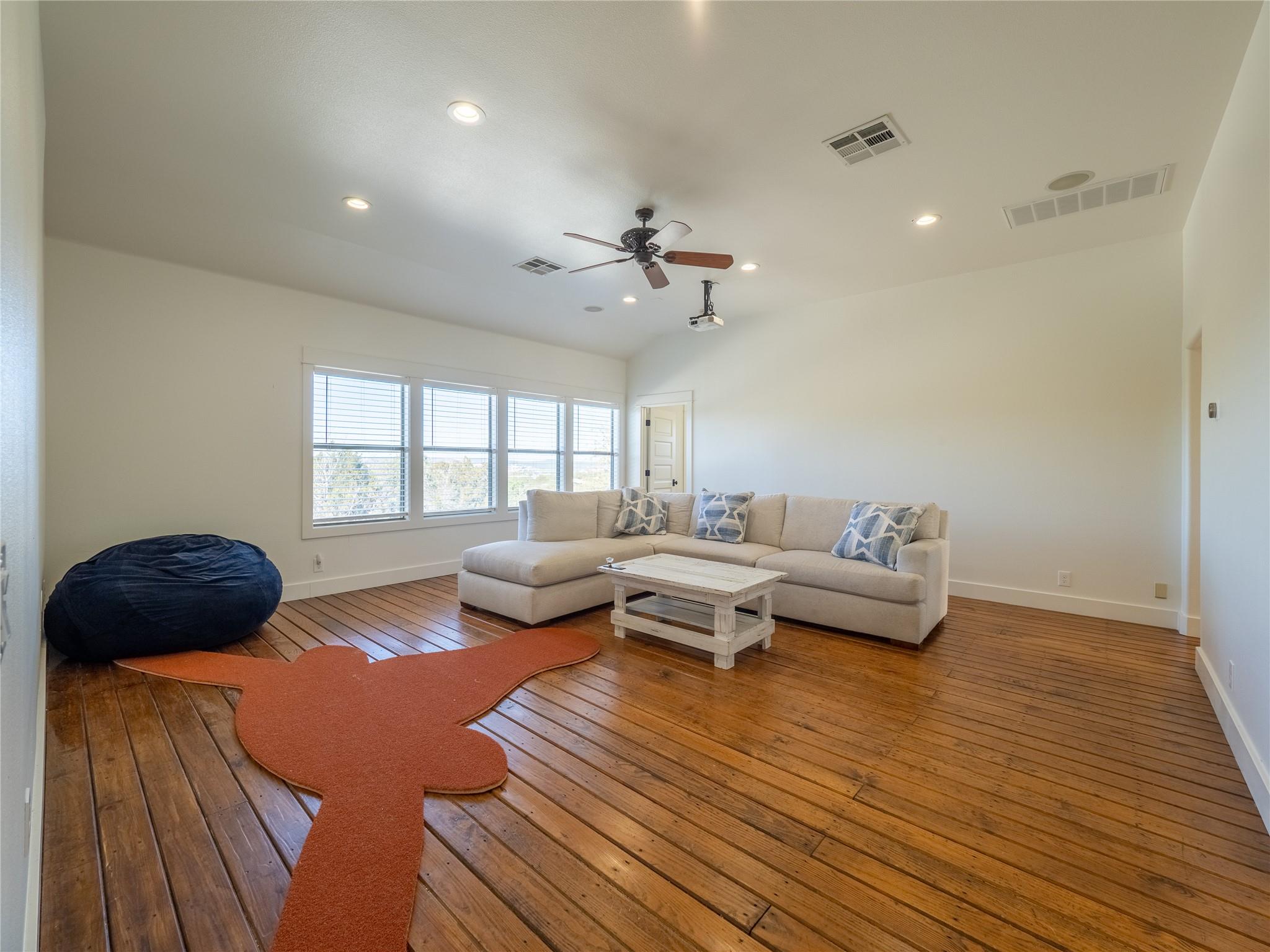 14 Autumn Oaks Dr, The Hills, TX 78738