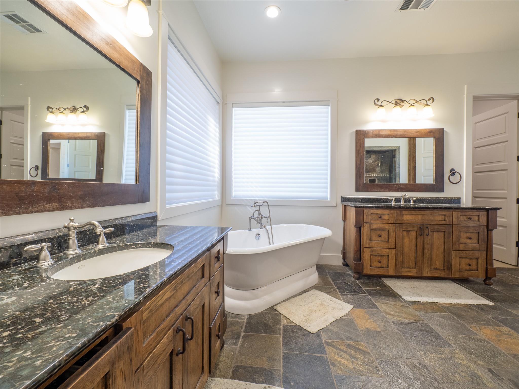 14 Autumn Oaks Dr, The Hills, TX 78738