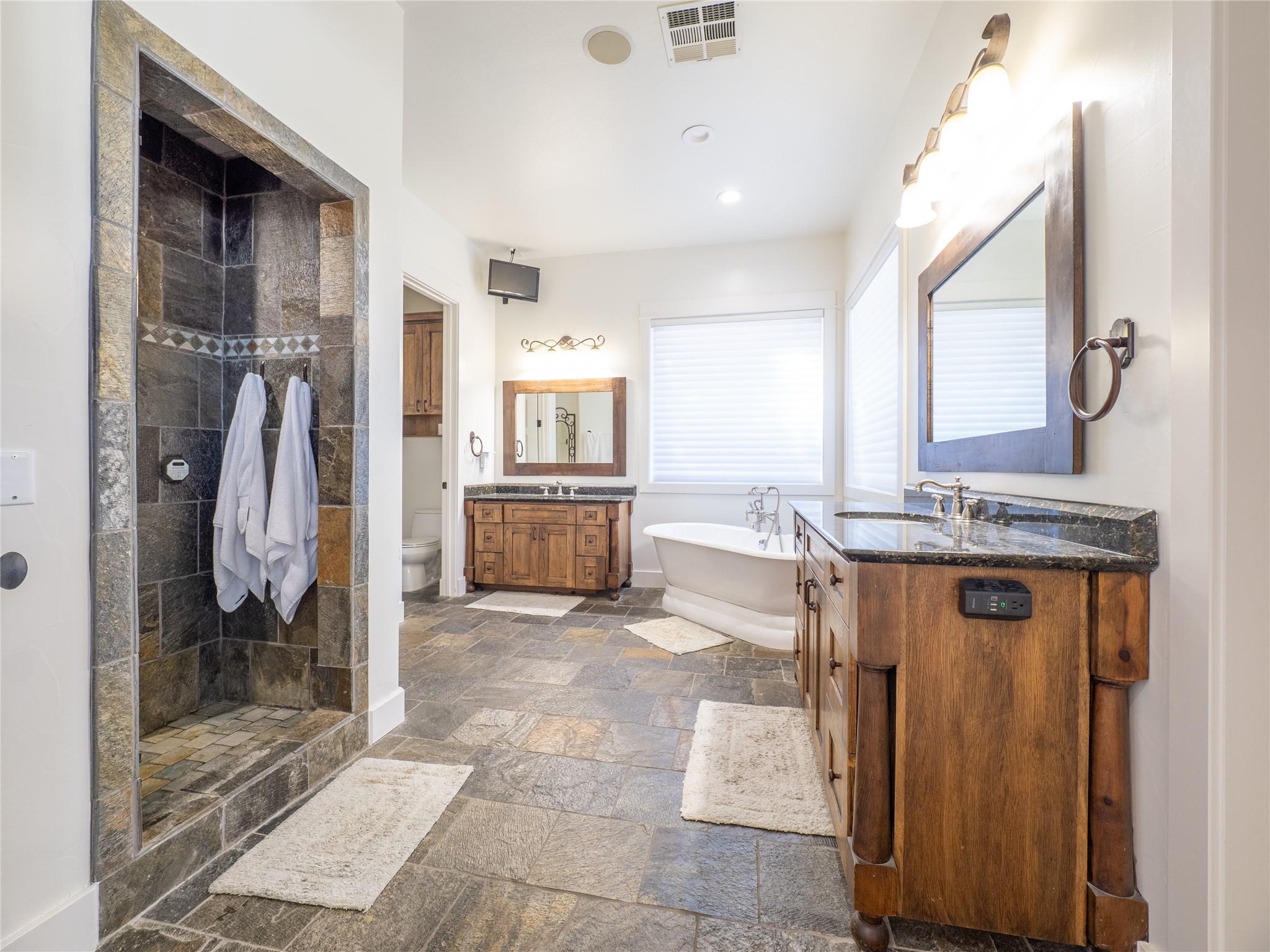 14 Autumn Oaks Dr, The Hills, TX 78738