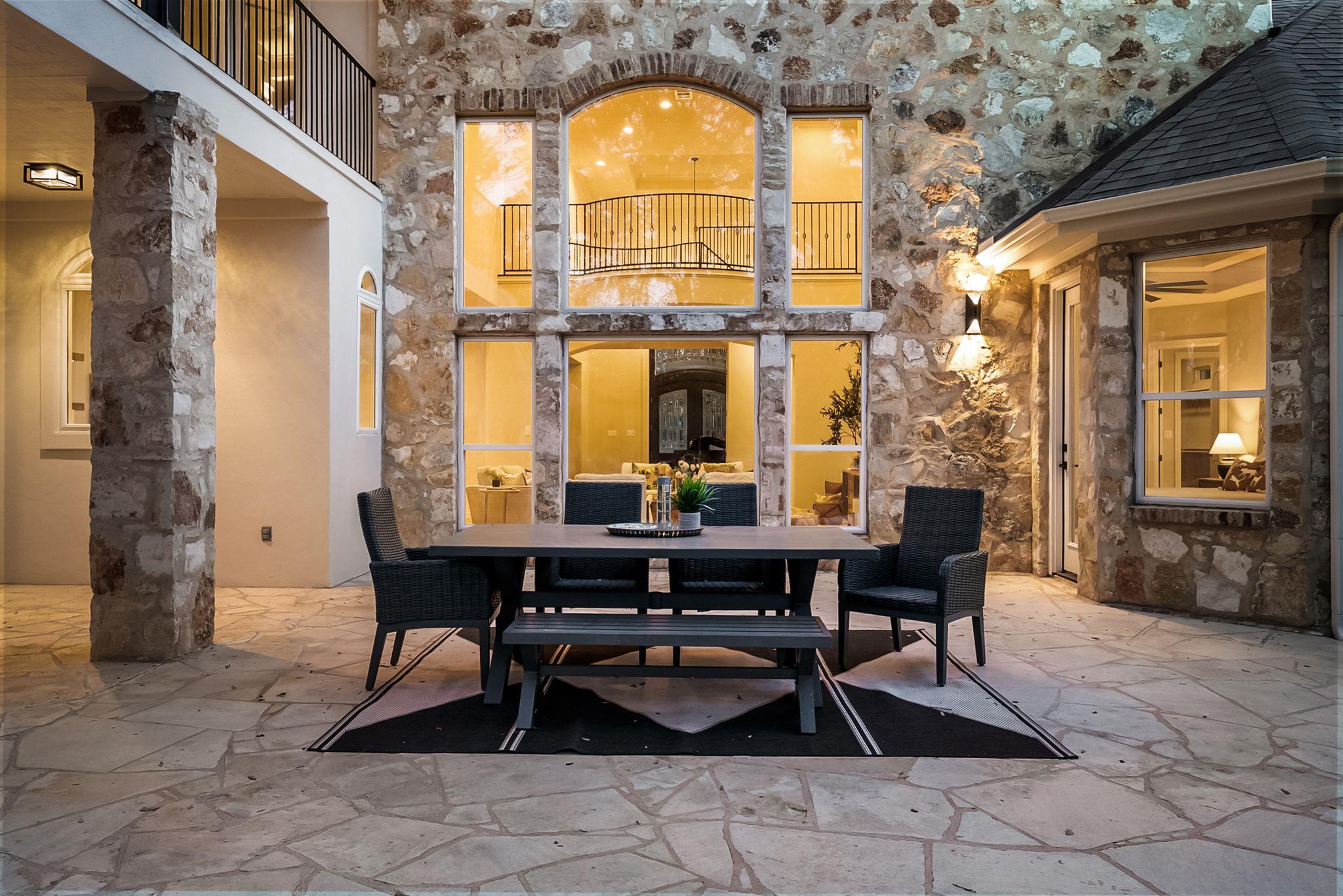 999 Enchanted Oaks Dr, Driftwood, TX 78619