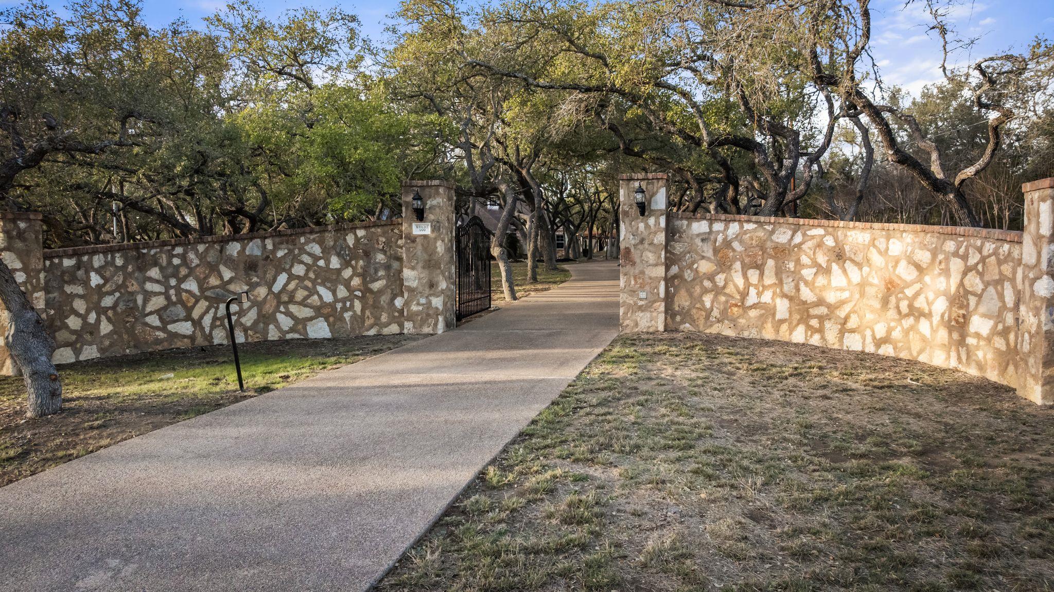 999 Enchanted Oaks Dr, Driftwood, TX 78619