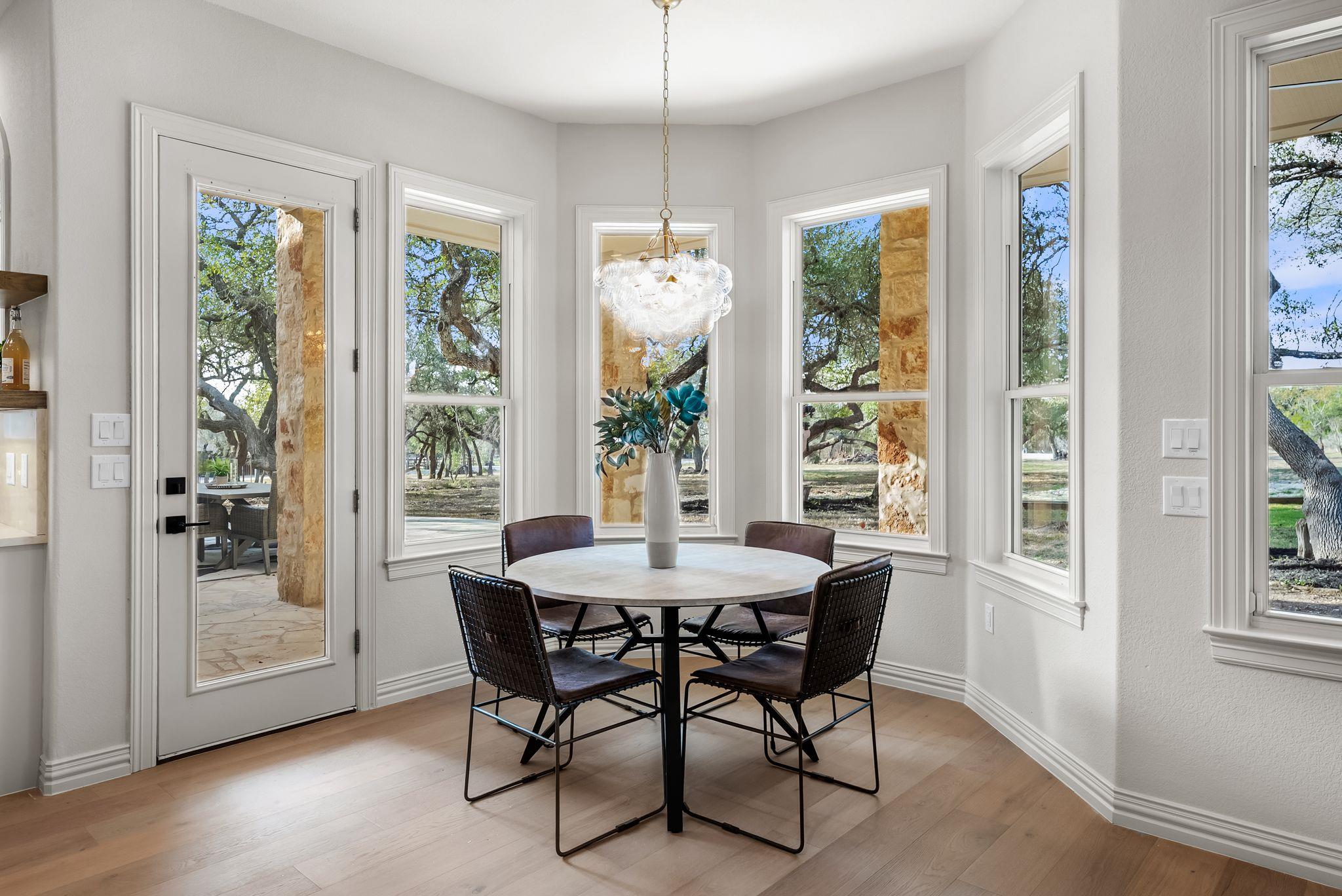 999 Enchanted Oaks Dr, Driftwood, TX 78619