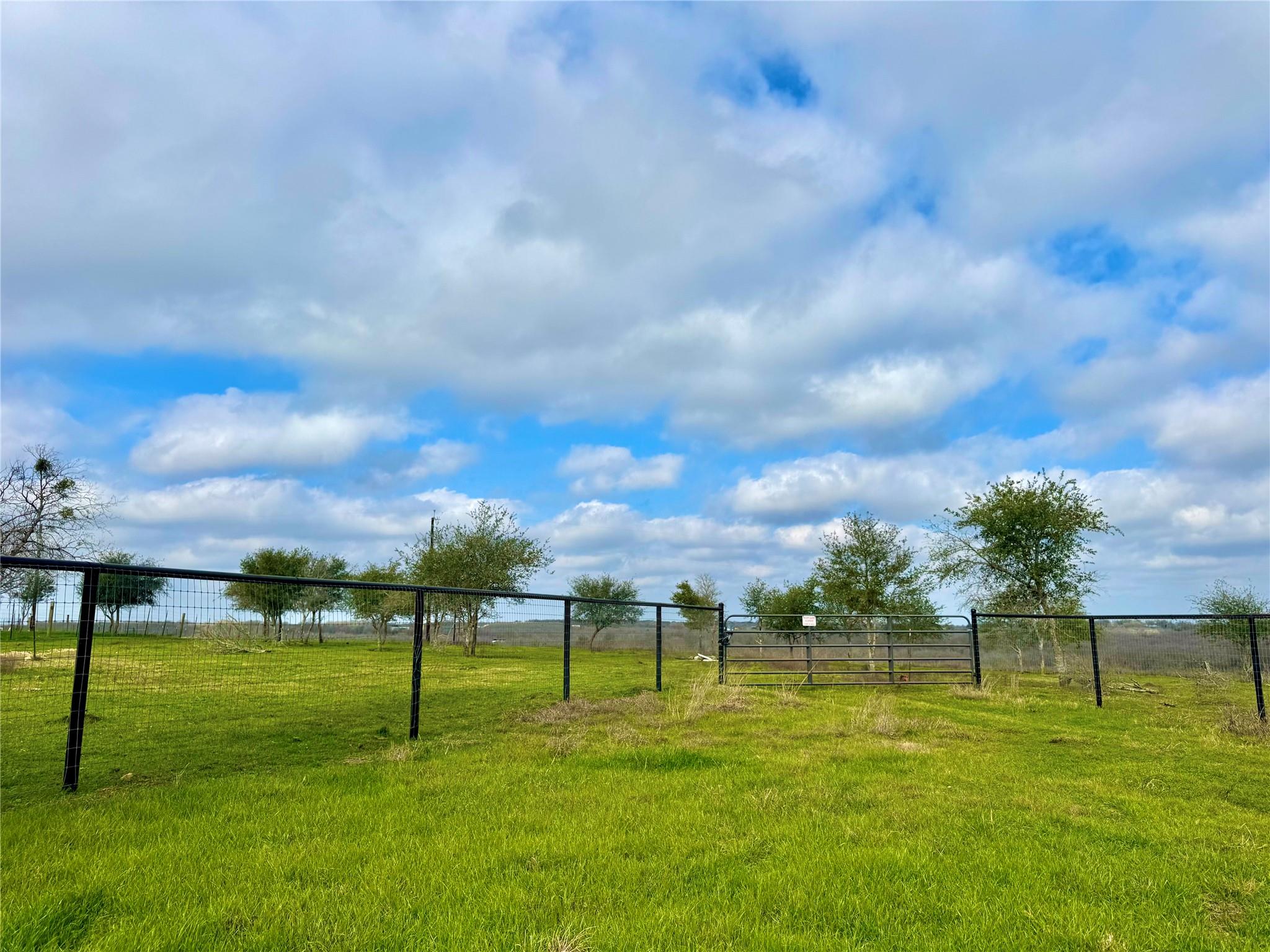 1118 County Road 447, Waelder, TX 78959