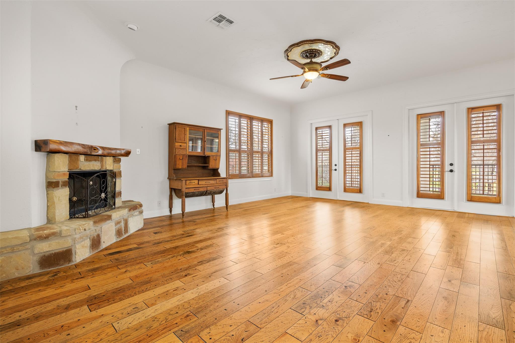 322 Lake Placid Dr, Seguin, TX 78155