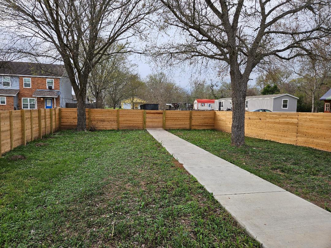 305 Anderson St # B, Smithville, TX 78957