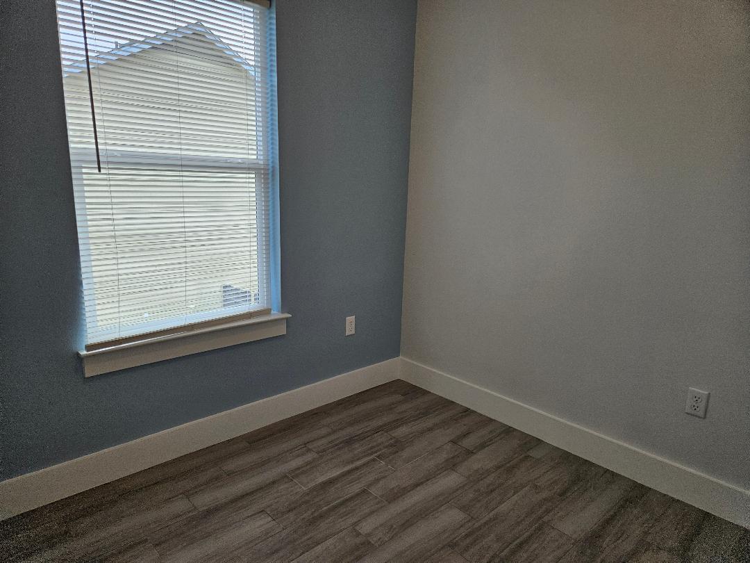 305 Anderson St # B, Smithville, TX 78957