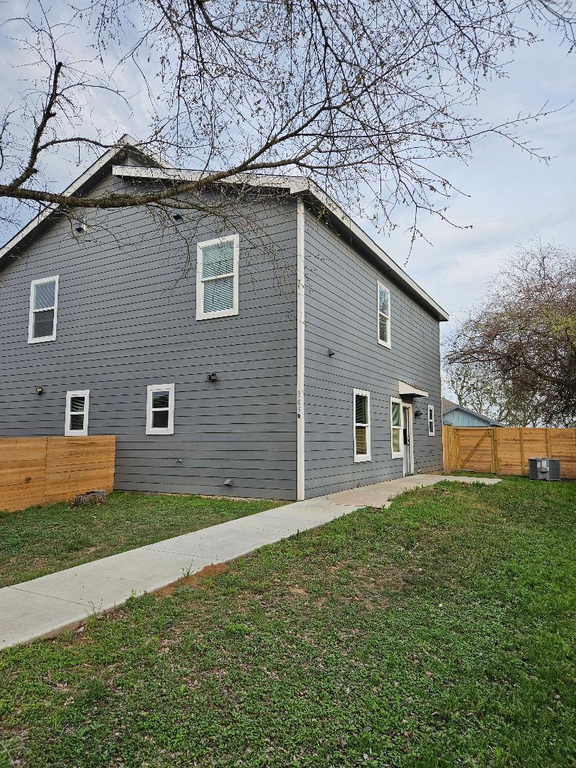 305 Anderson St # B, Smithville, TX 78957