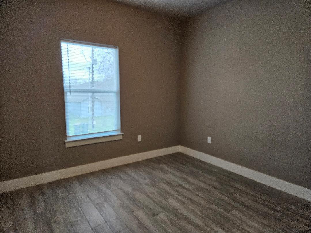 305 Anderson St # B, Smithville, TX 78957