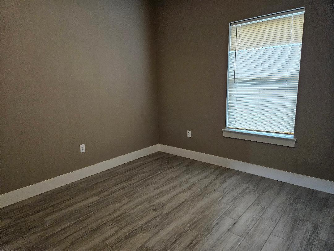 305 Anderson St # B, Smithville, TX 78957