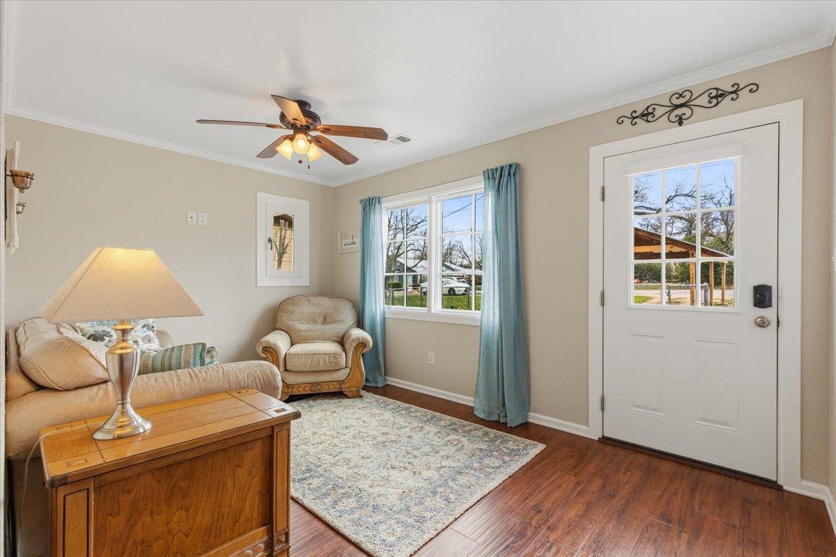 503 E Bluebonnet Ln, Johnson City, TX 78636