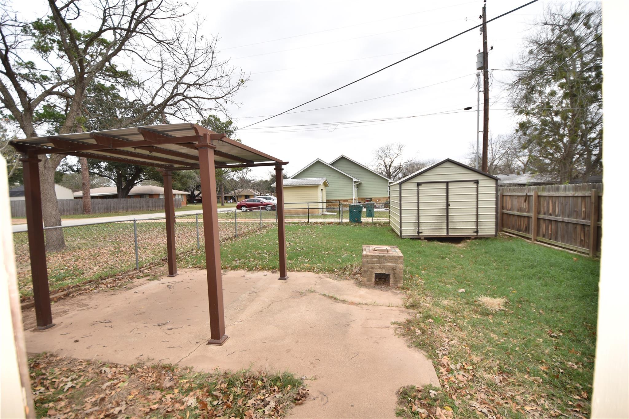 608 Wilkes St, Smithville, TX 78957