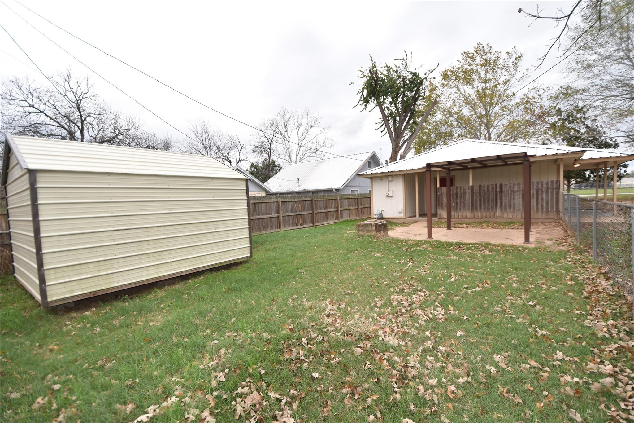 608 Wilkes St, Smithville, TX 78957