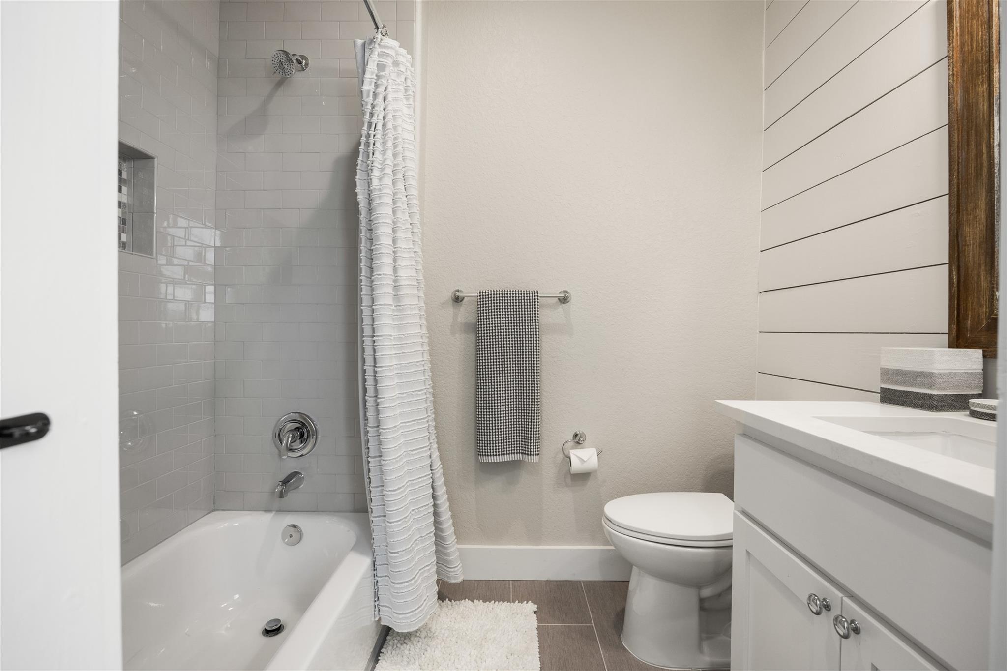 231 Hacienda Pl, Dripping Springs, TX 78620