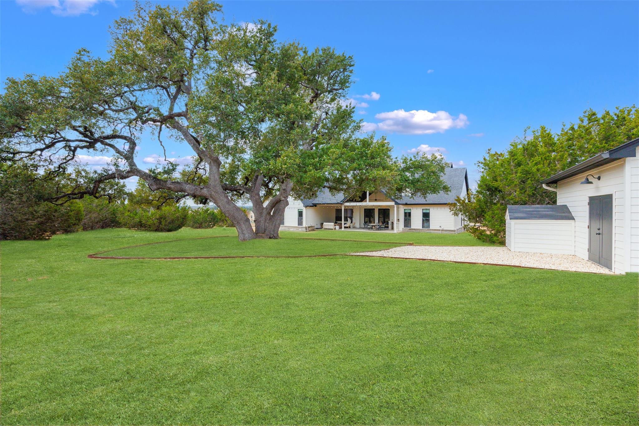 231 Hacienda Pl, Dripping Springs, TX 78620