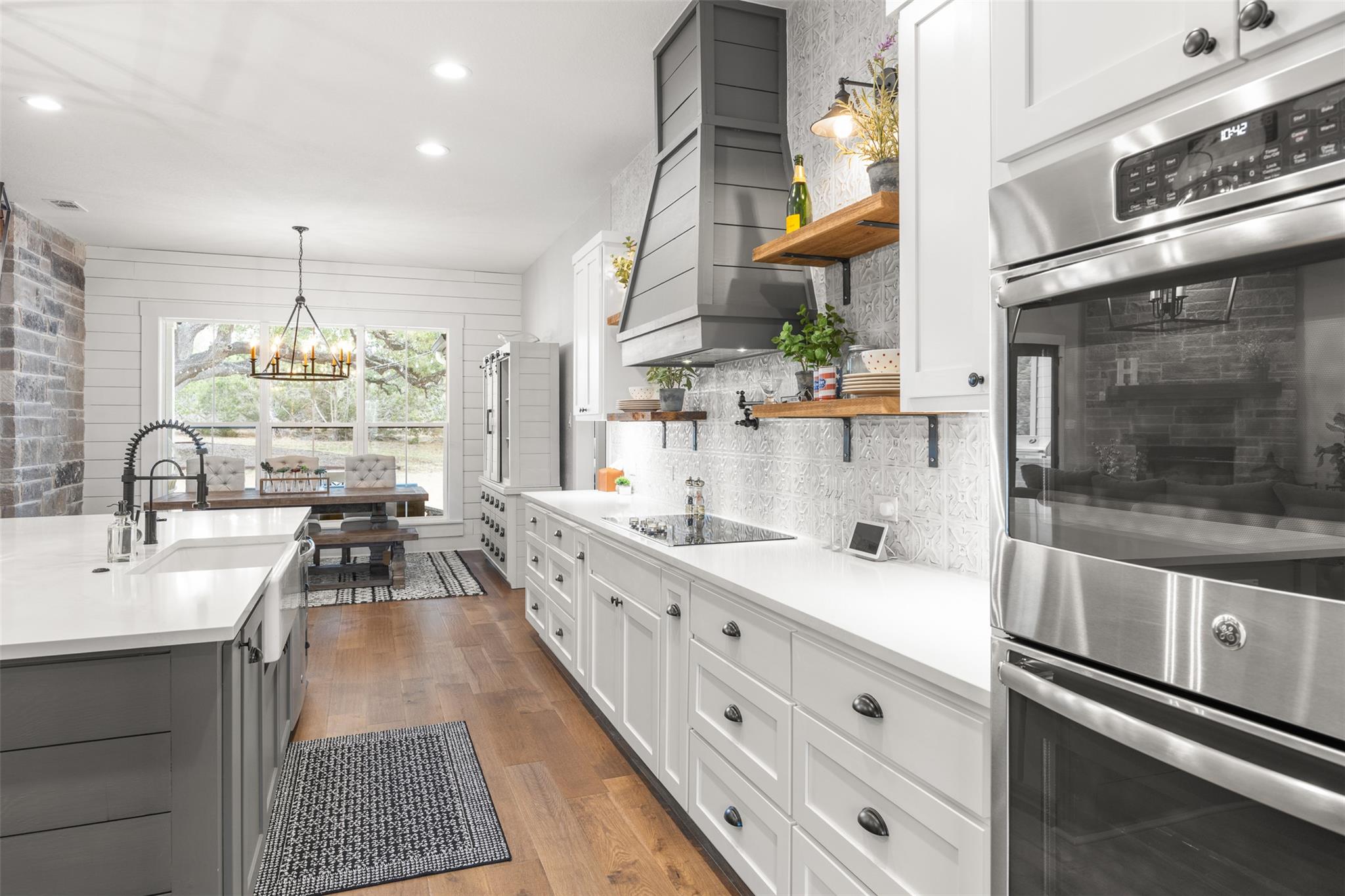 231 Hacienda Pl, Dripping Springs, TX 78620