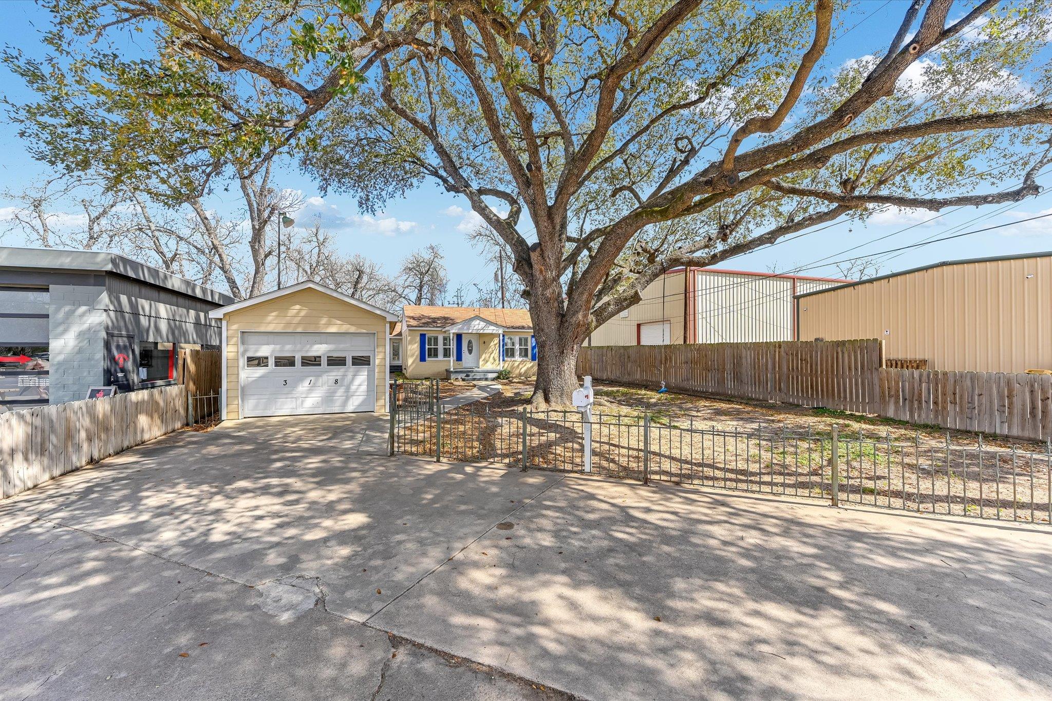 318 NW Loop 230 Highway, Smithville, TX 78957