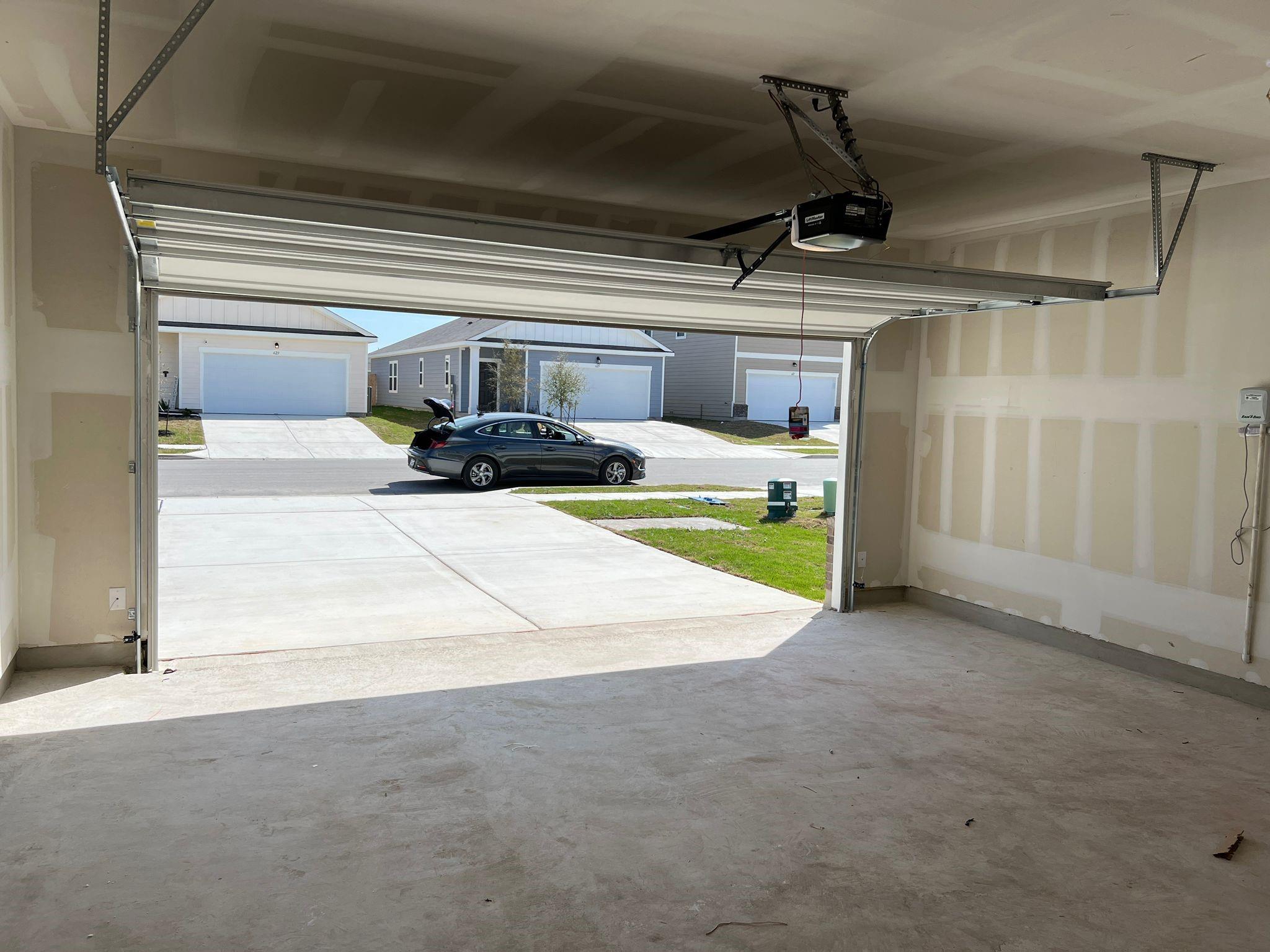 624 Gemsbok Dr, Hutto, TX 78364