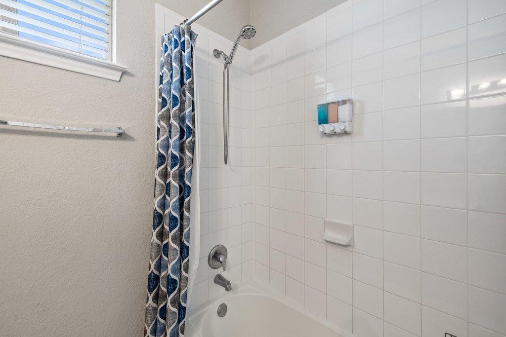 204 Rochester Ln, Hutto, TX 78634