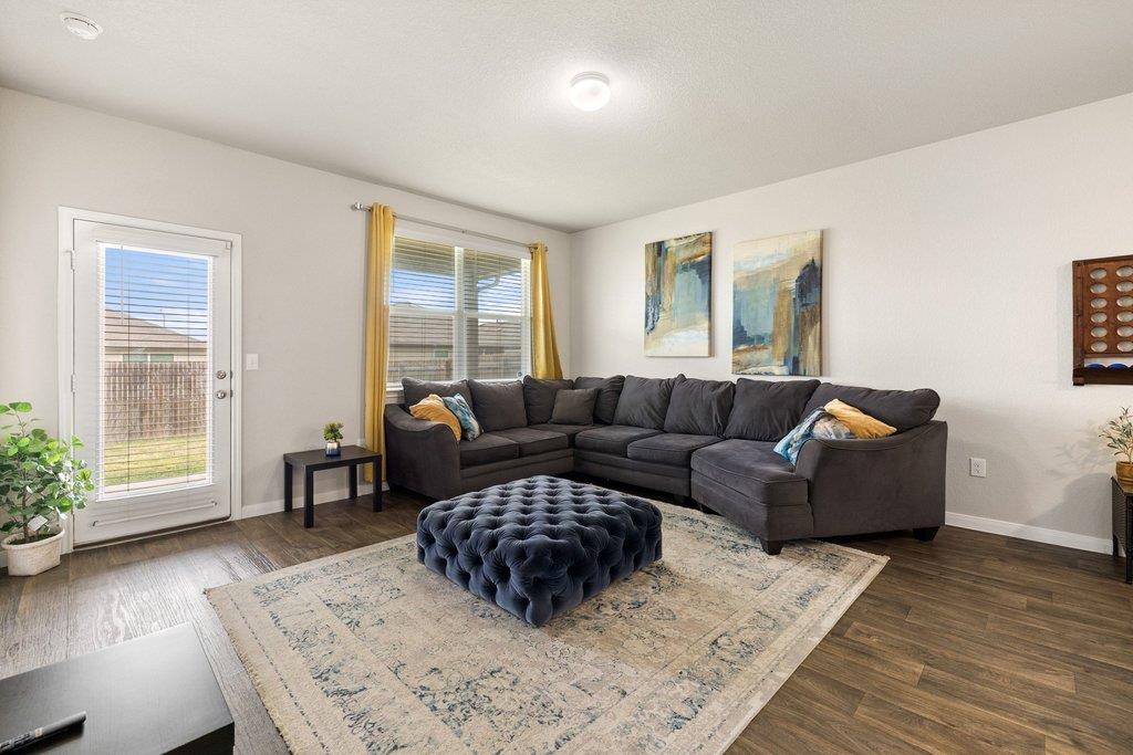 204 Rochester Ln, Hutto, TX 78634