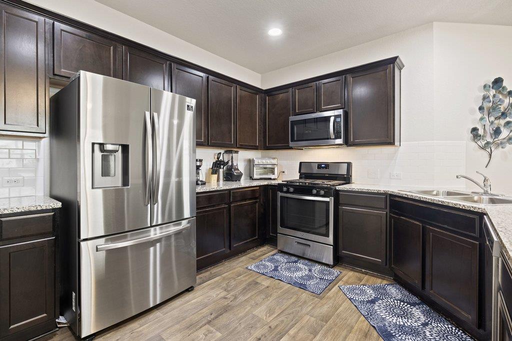 204 Rochester Ln, Hutto, TX 78634