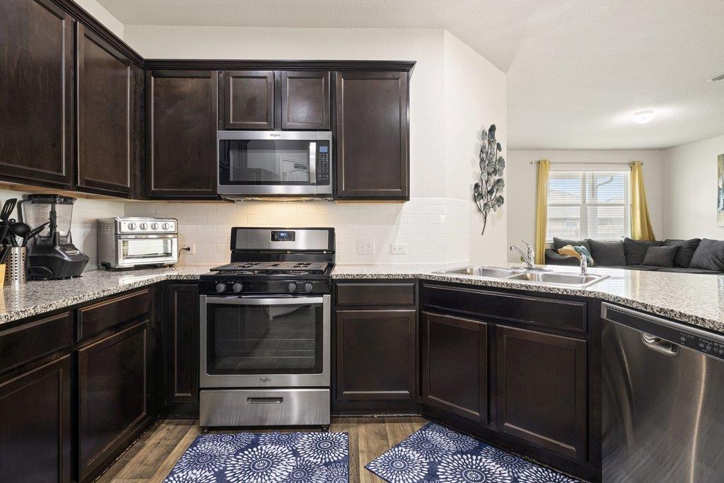 204 Rochester Ln, Hutto, TX 78634