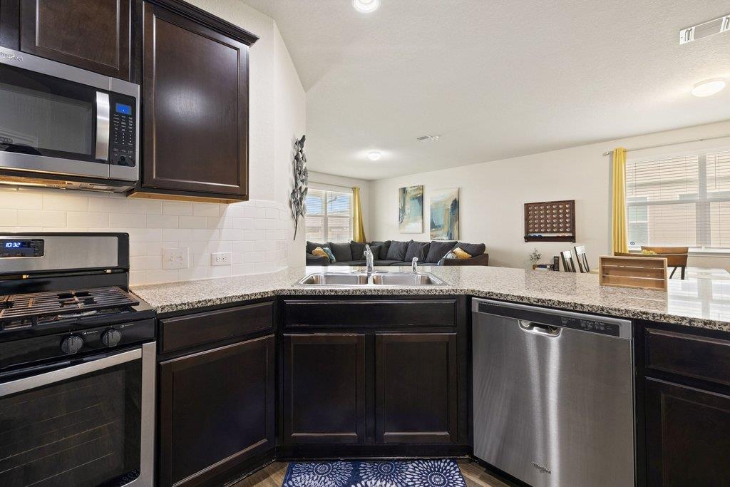 204 Rochester Ln, Hutto, TX 78634