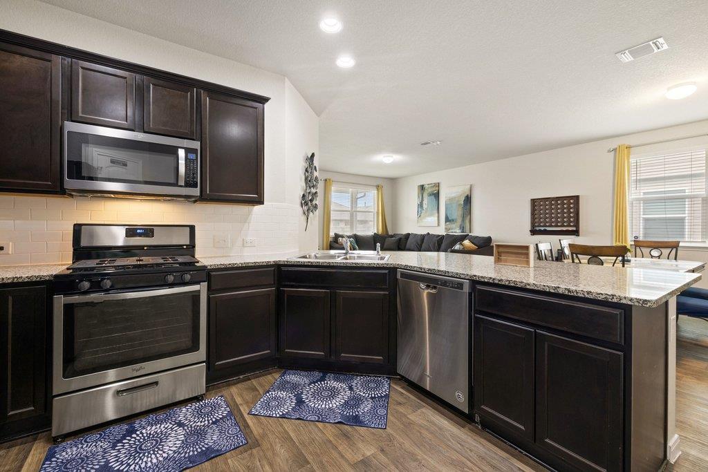 204 Rochester Ln, Hutto, TX 78634