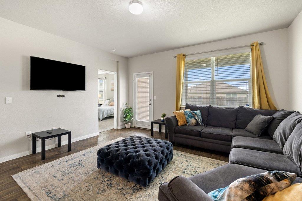 204 Rochester Ln, Hutto, TX 78634