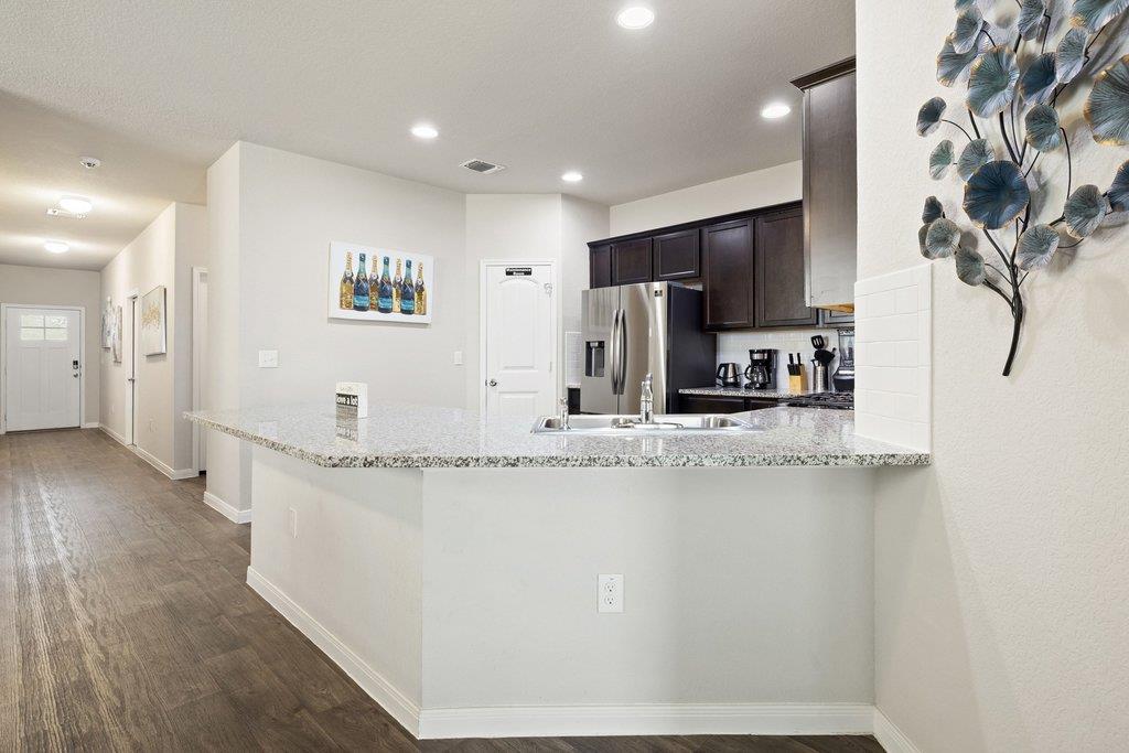 204 Rochester Ln, Hutto, TX 78634