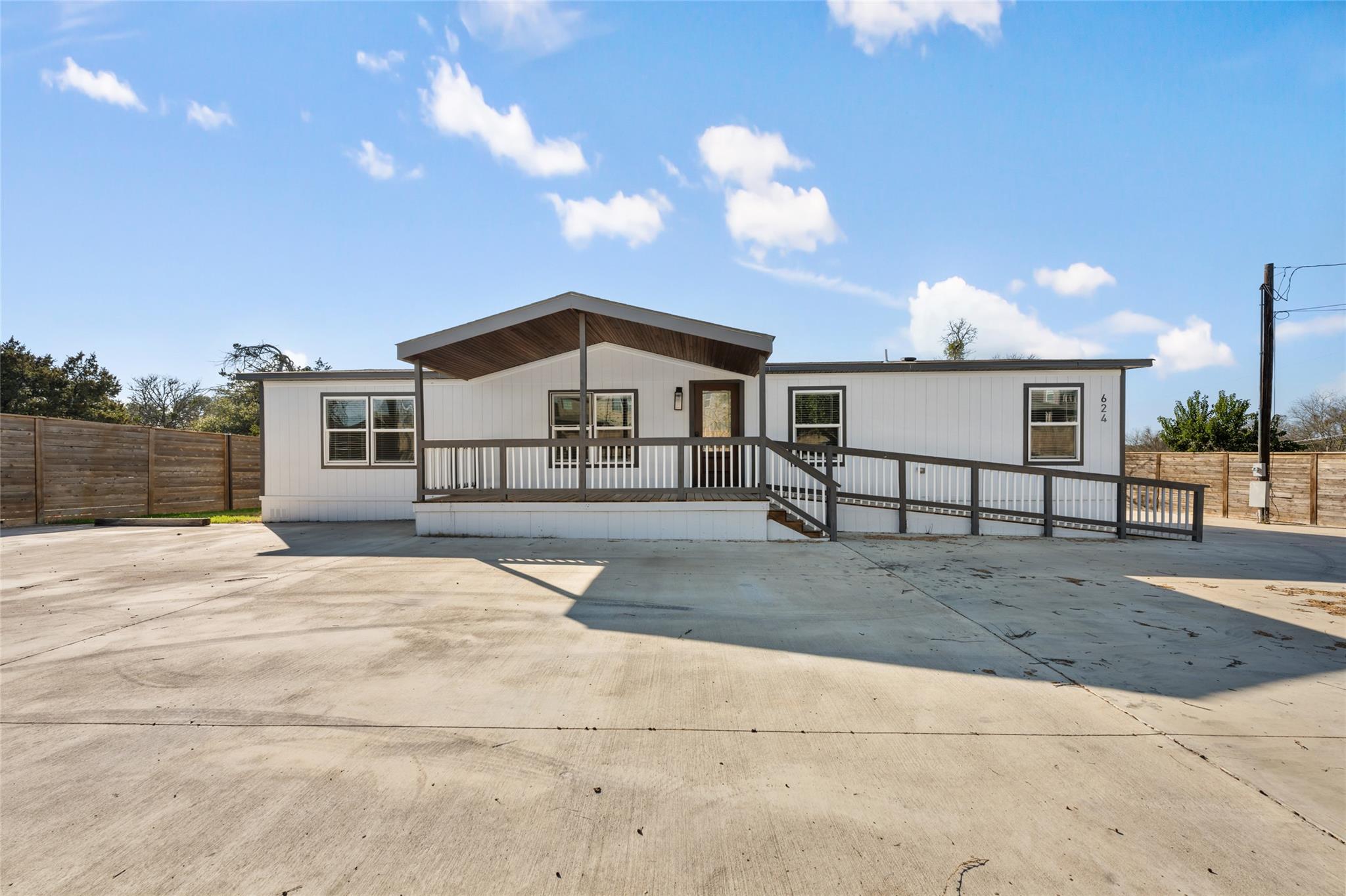 624 S Old Stagecoach Rd, Kyle, TX 78640