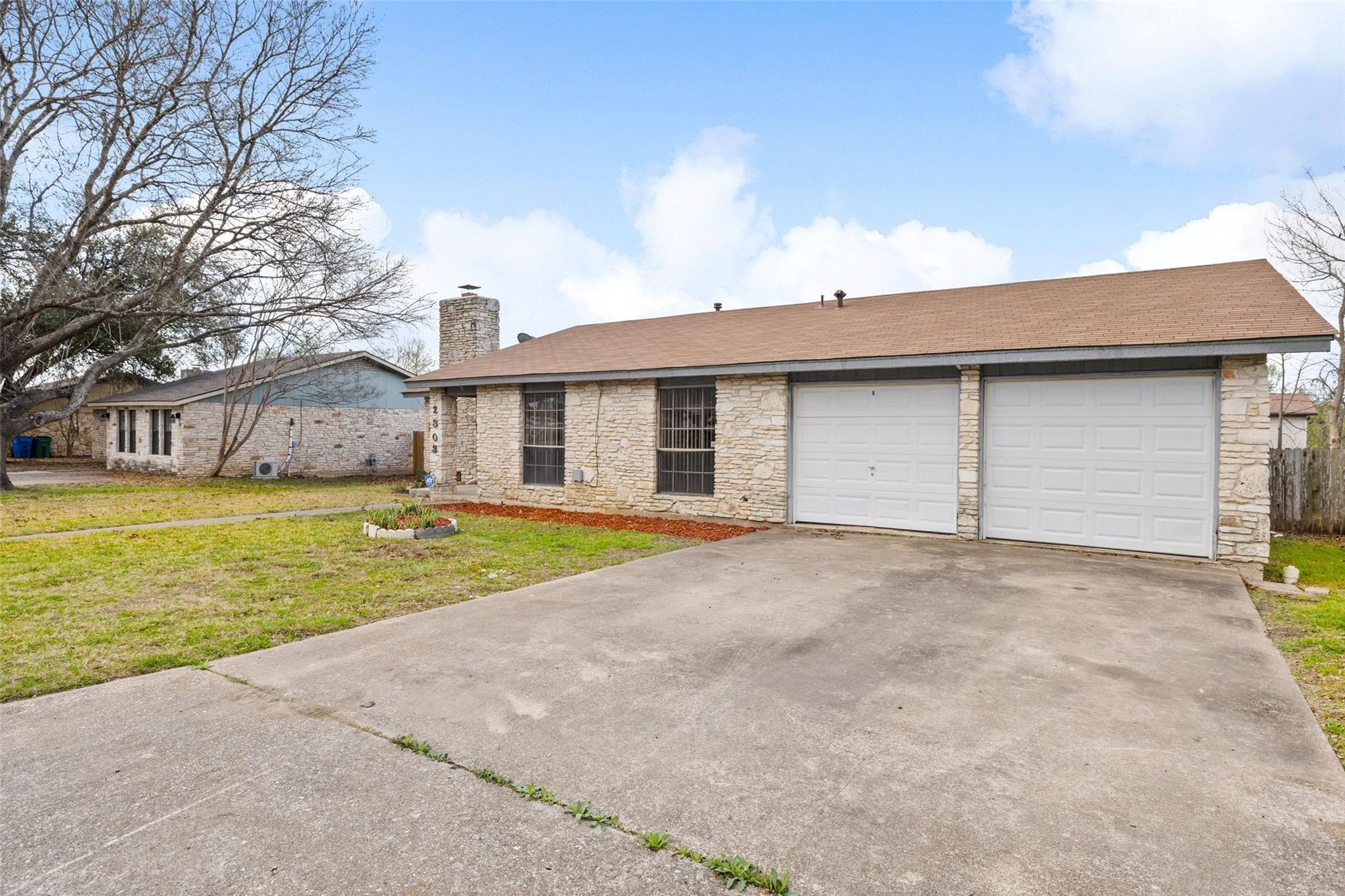 2303 Carolyn Dr, Taylor, TX 76574