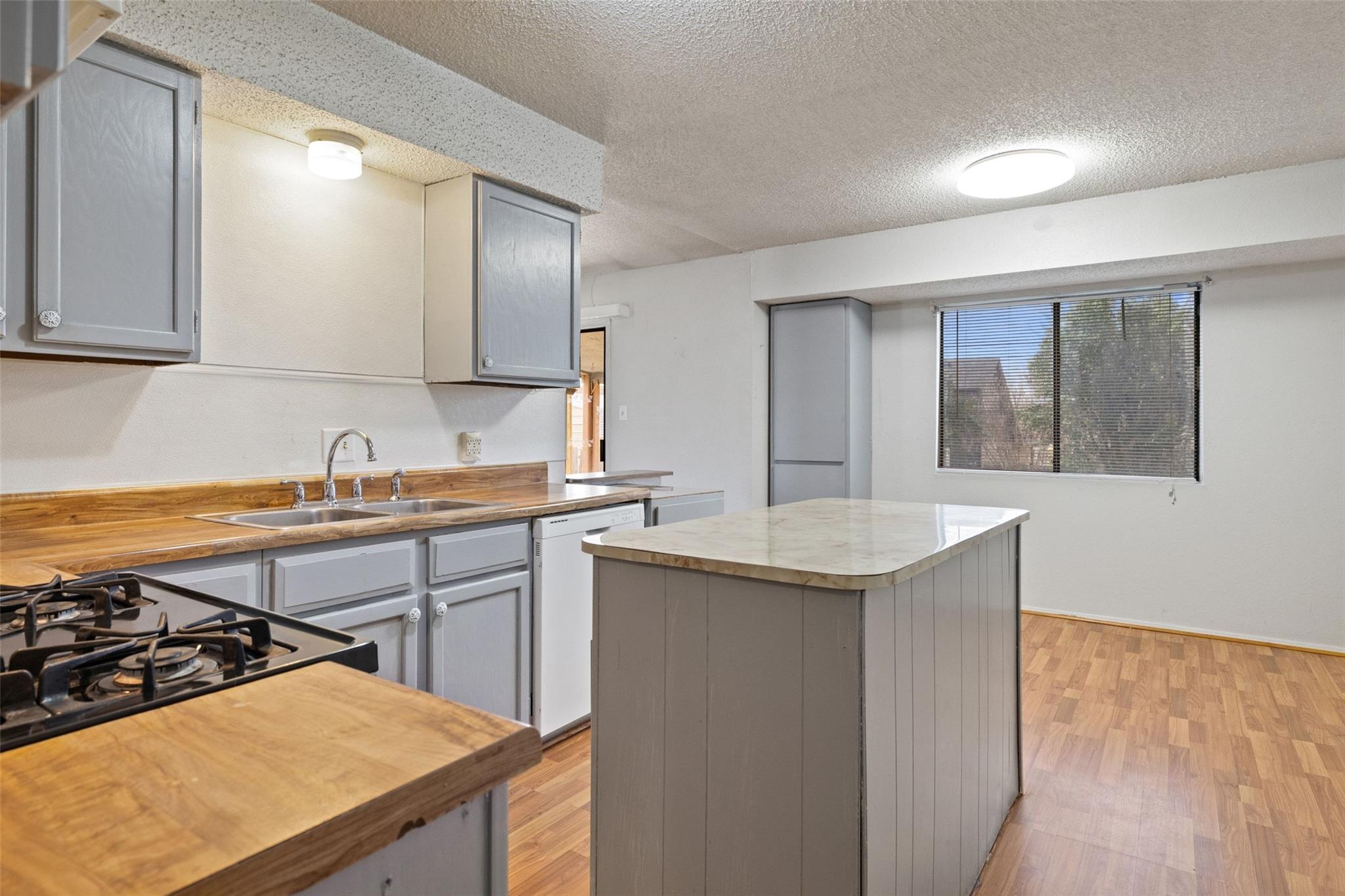 2303 Carolyn Dr, Taylor, TX 76574