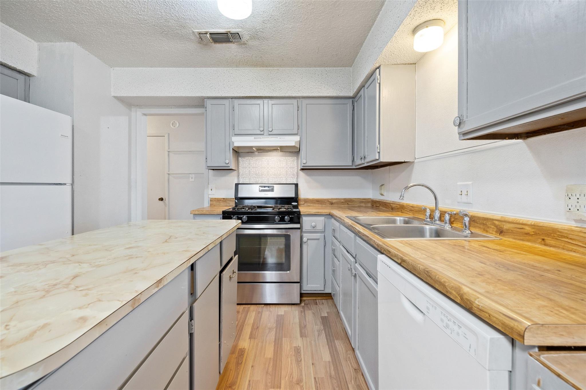 2303 Carolyn Dr, Taylor, TX 76574