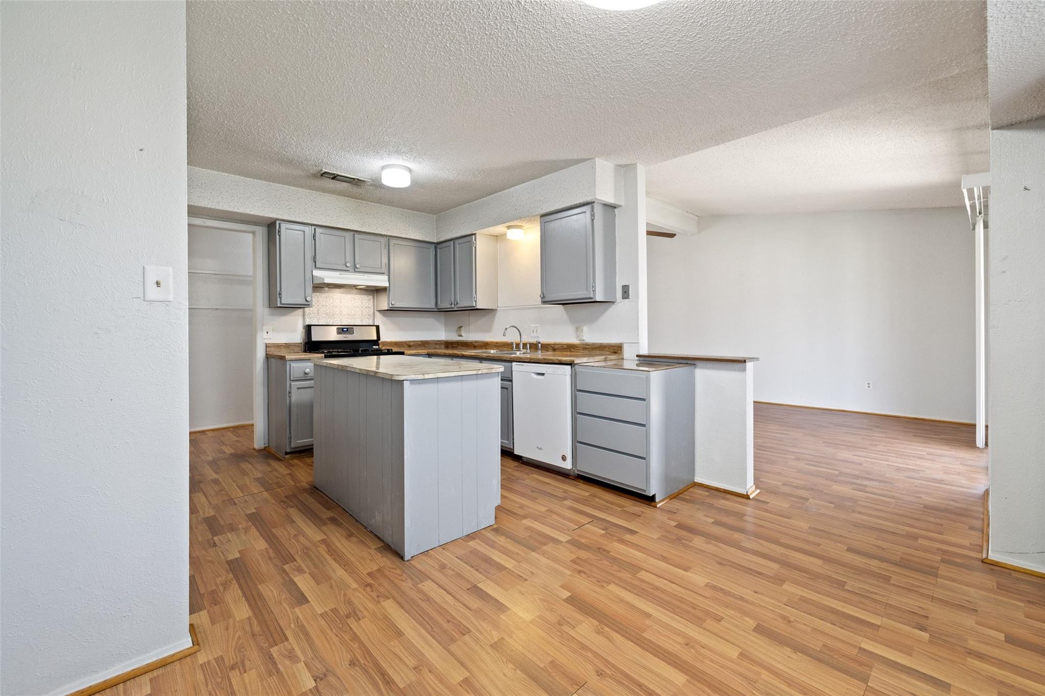 2303 Carolyn Dr, Taylor, TX 76574