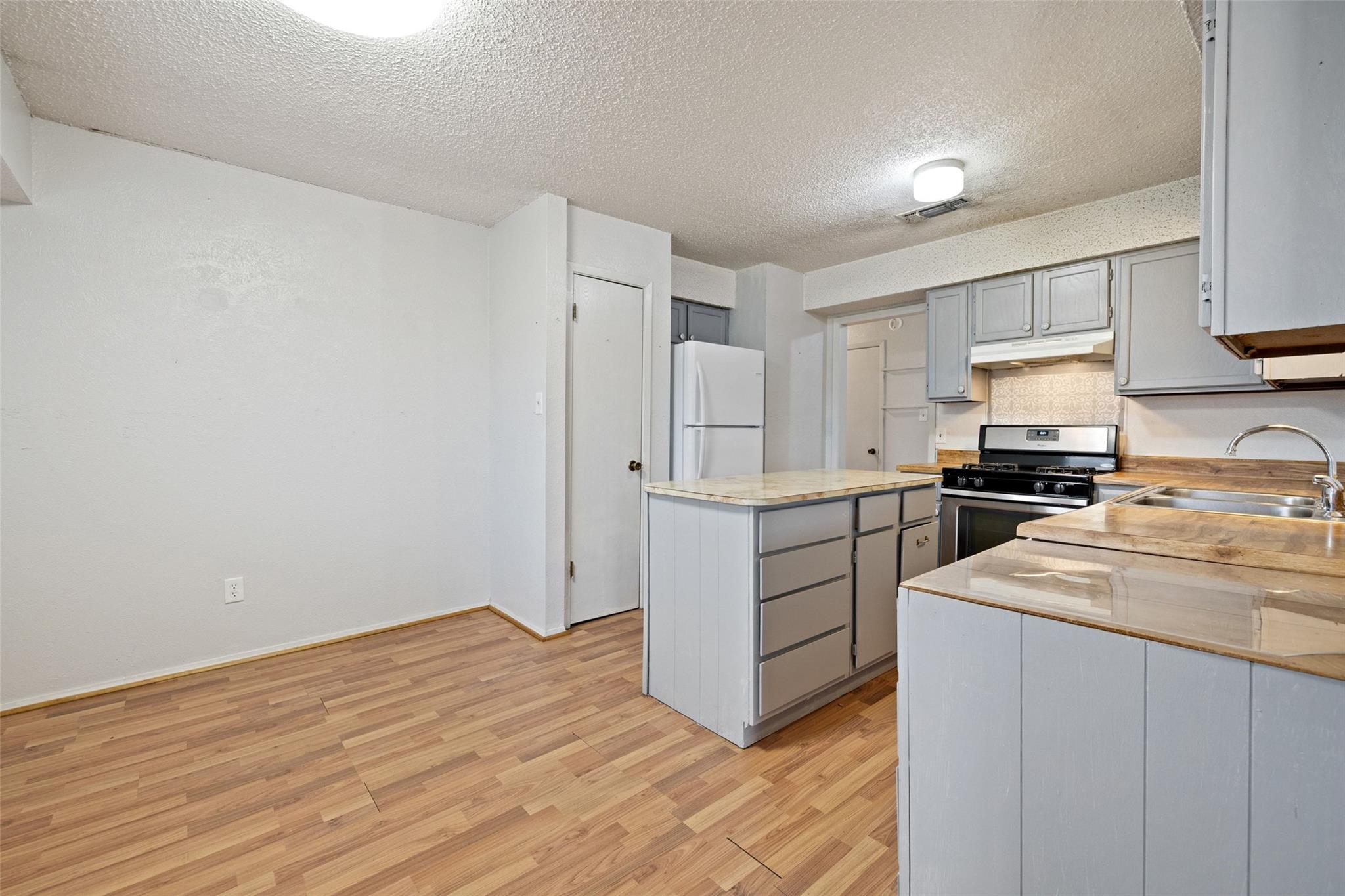 2303 Carolyn Dr, Taylor, TX 76574