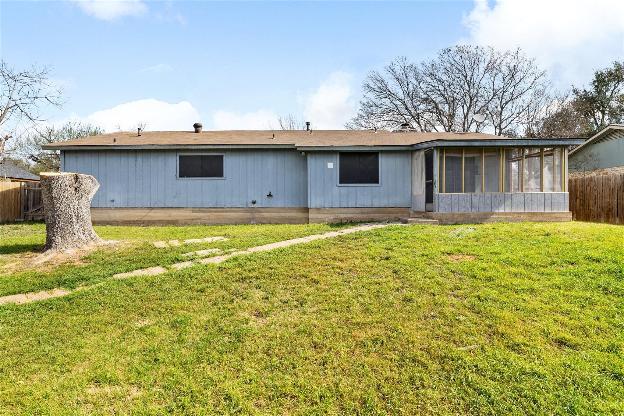 2303 Carolyn Dr, Taylor, TX 76574