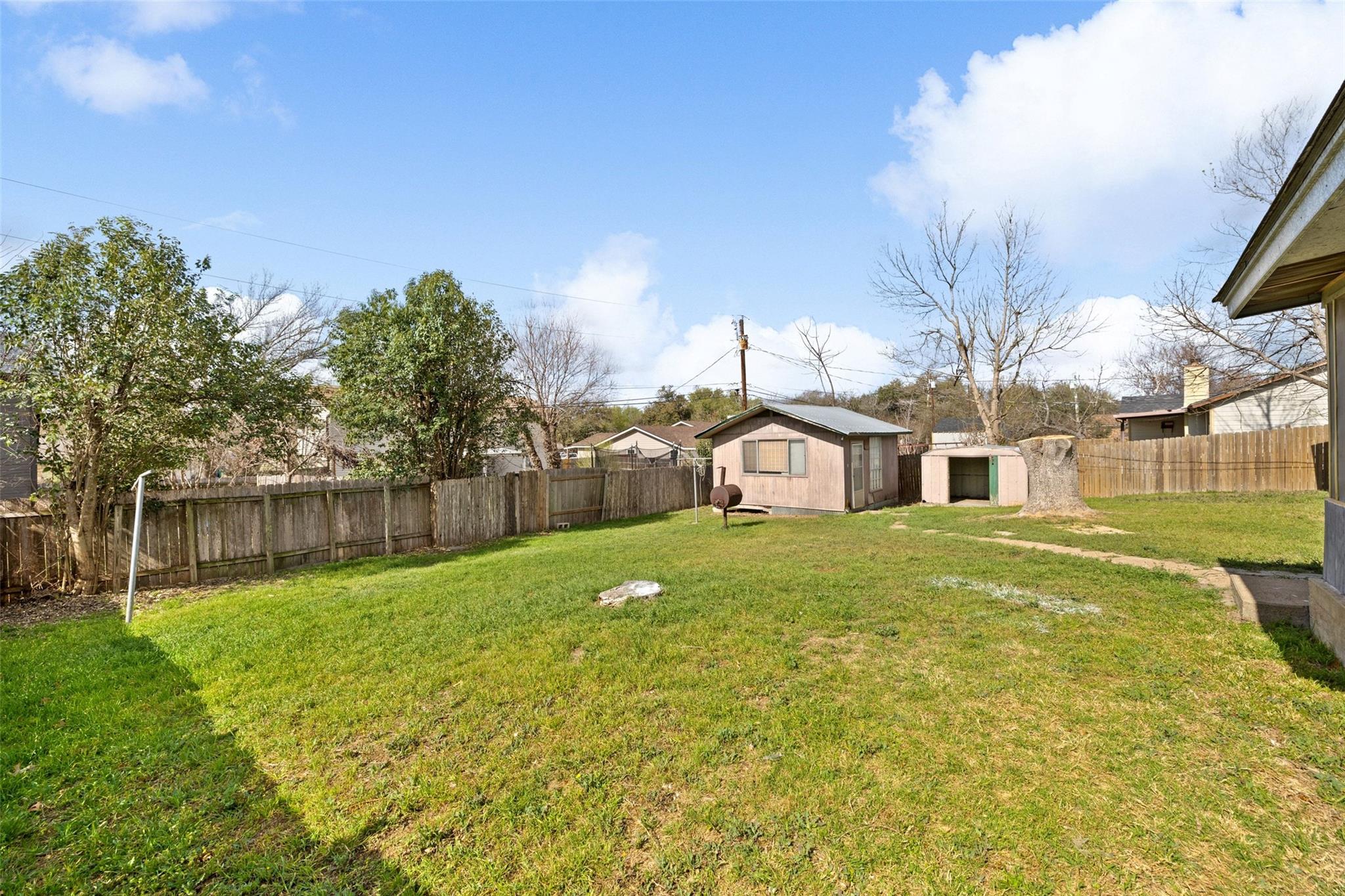 2303 Carolyn Dr, Taylor, TX 76574